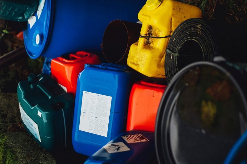 Barevne_plastove_kanastry